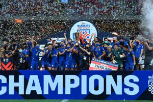Cầu thủ Thái Lan mừng chức vô địch AFF Cup 2020.