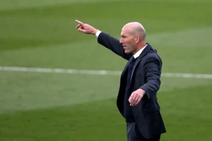 Zidane sắp làm thầy của Messi, Mbappe?