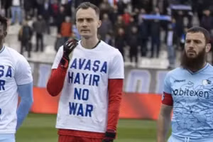 Cầu thủ Thổ Nhĩ Kỳ bị chỉ trích dữ dội vì chiếc áo đấu