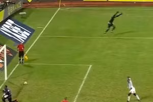 Herve Koffi bắt đầu màn ăn mừng gây bão.