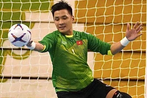 Thủ môn Hồ Văn Ý thi đấu nổi bật trong màu áo tuyển Futsal Việt Nam.