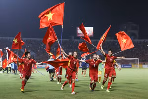 Khoảnh khắc ấn tượng khi cầu thủ nữ Việt Nam cầm cờ đỏ sao vàng chạy khắp sân Cẩm Phả.