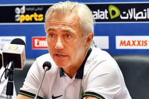 UAE lần thứ 2 sa thải Bert van Marwijk do thành tích không tốt tại vòng loại World Cup 2022 khu vực châu Á. 