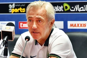 UAE lần thứ 2 sa thải Bert van Marwijk do thành tích không tốt tại vòng loại World Cup 2022 khu vực châu Á. 