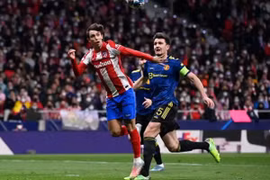 Joao Felix đánh đầu mở tỷ số cho Atletico Madrid.