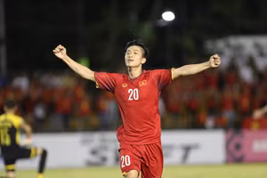 Siêu phẩm của Văn Đức khiến cổ động viên Trung Quốc không giữ được bình tĩnh, đập nát tivi.