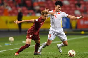 Cổ động viên Việt Nam vốn không hài lòng với hành động việc chơi xấu của Theerathon tại AFF Cup 2020.