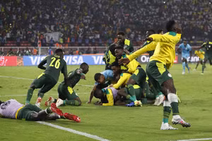 Cầu thủ Senegal cuồng nhiệt mừng chức vô địch CAN Cup đầu tiên trong lịch sử nước nhà.