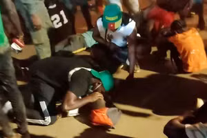 Ít nhất 6 cổ động viên Cameroon đã thiệt mạng do chen lấn.