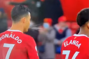 Ronaldo "phun mưa" vào người đồng đội.