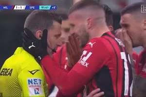 Trọng tài Marco Serra xin lỗi cầu thủ AC Milan khi biết mình mắc sai lầm.
