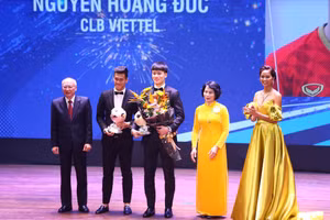 Hoàng Đức (giữa) nhận danh hiệu Quả bóng Vàng Việt Nam 2021. (Ảnh H.T).