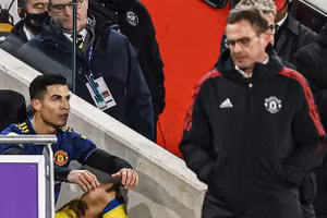 Ronaldo nguôi giận khi Rangnick đến giải thích vì sao rút anh ra nghỉ.