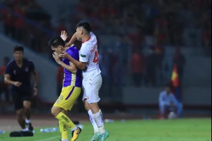 Cầu thủ Hải Phòng bóp cổ cầu thủ Hà Nội tại giải giao hữu tứ hùng tối 10/6.