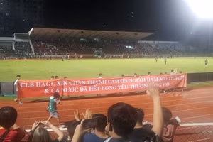 Cầu thủ Hoàng Anh Gia Lai đi quanh sân Thống Nhất cảm ơn người hâm mộ sau chiến thắng Sydney FC.