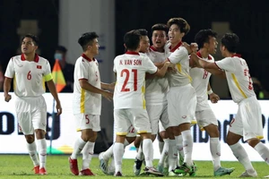 Cầu thủ U23 Việt Nam mừng chiến thắng 7-0 trước Singapore.