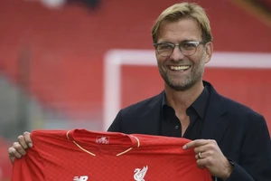 Klopp gia hạn với Liverpool, hưởng lương siêu "khủng" gấp đôi đồng hương Tuchel 