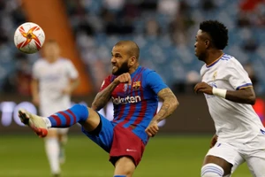 Alves không được dự đấu trường châu Âu trong màu áo Barca.