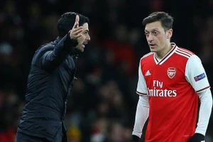 Ozil mới chia tay Arsenal năm 2021, được cho là sắp gia nhập giải vô địch bóng đá Indonesia.