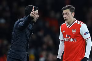 Ozil mới chia tay Arsenal năm 2021, được cho là sắp gia nhập giải vô địch bóng đá Indonesia.
