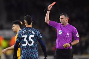 Martinelli bị trọng tài truất quyền thi đấu ở phút 69 trận đấu thuộc vòng 24 Ngoại hạng Anh.