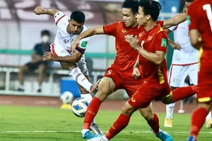 Việt Nam chiến đấu kiên cường trước Oman.