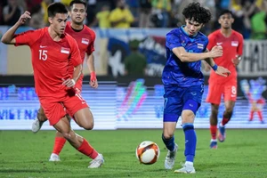 Singapore (áo đỏ) thua Thái Lan 0-5 tại SEA Games 31 tối 9/5.
