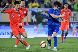 Singapore (áo đỏ) thua Thái Lan 0-5 tại SEA Games 31 tối 9/5.
