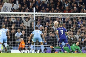 Benzema đá 11m kiểu Panenka vào lưới Man City gây sốt