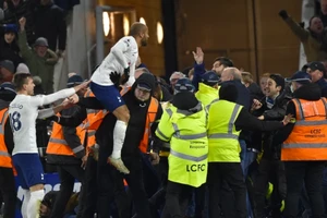 Moura "cười đầu cưỡi cổ" huấn luyện viên đội nhà Tottenham.