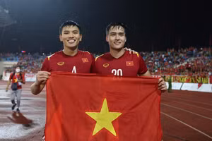 Bùi Hoàng Việt Anh (phải) được trao băng thủ quân U23 Việt Nam tại giải U23 châu Á.
