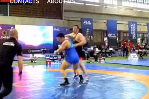 Sốc: Đô vật Nga bất ngờ đấm gục đối thủ 