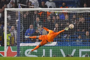 Lập hat-trick ‘thổi bay’ Chelsea, Benzema đi vào lịch sử Champions League