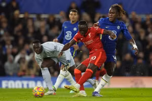 Mane đưa Liverpool vượt lên dẫn trước.