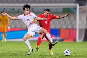 Cầu thủ Trung Quốc (áo đỏ) sẽ được thưởng "khủng" nếu thắng tuyển Việt Nam.