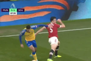 Maguire "tấu hài" trong trận đấu với Southampton.