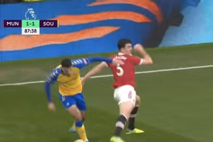 Maguire "tấu hài" trong trận đấu với Southampton.