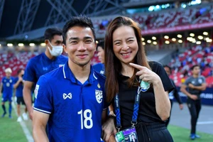 Nữ tỷ phú Lamsam và Chanathip, cầu thủ hay nhất AFF Cup 2020.