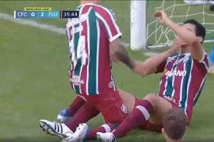 Video: Đánh đầu ghi bàn, cầu thủ bay luôn ‘hàng tiền đạo’