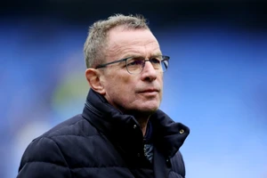 Rangnick nhận “mưa gạch đá” vì vừa dẫn dắt tuyển Áo vừa làm cố vấn tại Man Utd