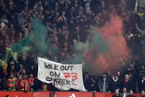 Vì sao cổ động viên Man Utd đồng loạt bỏ về ở phút 73?
