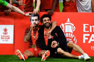 Liverpool đoạt cúp FA, Thiago ăn mừng… kỳ lạ