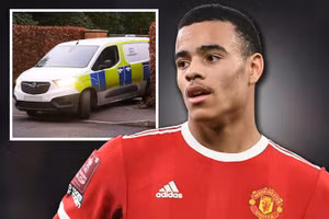 Xe cảnh sát bên ngoài nhà riêng của Mason Greenwood rạng sáng 31/1.