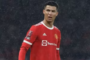 Ronaldo ‘gây sốc’ dù không ra sân thi đấu derby thành Manchester 