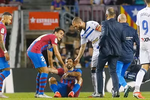 Aguero đã giải nghệ ở tuổi 33 trong màu áo Barca do gặp vấn đề về tim mạch.