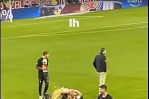 Đội nhà vô địch, cầu thủ Bayern đuổi nhau chạy “tán loạn”