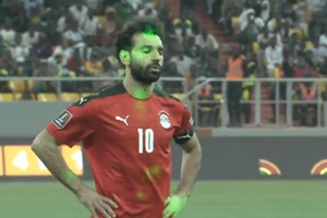 Bị cổ động viên chơi xấu, Mohamed Salah đá hỏng phạt đền