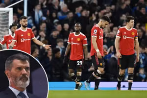 Các cầu thủ Man Utd cúi gằm mặt sau trận thua tủi hổ kình địch Man City.