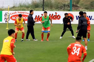 Tân thủ quân Hùng Dũng tập luyện cực sung trong buổi tập của tuyển Việt Nam chiều 13/1.