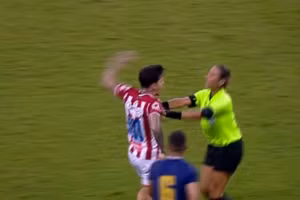 Bị đuổi khỏi sân, cầu thủ Brazil tấn công nữ trọng tài